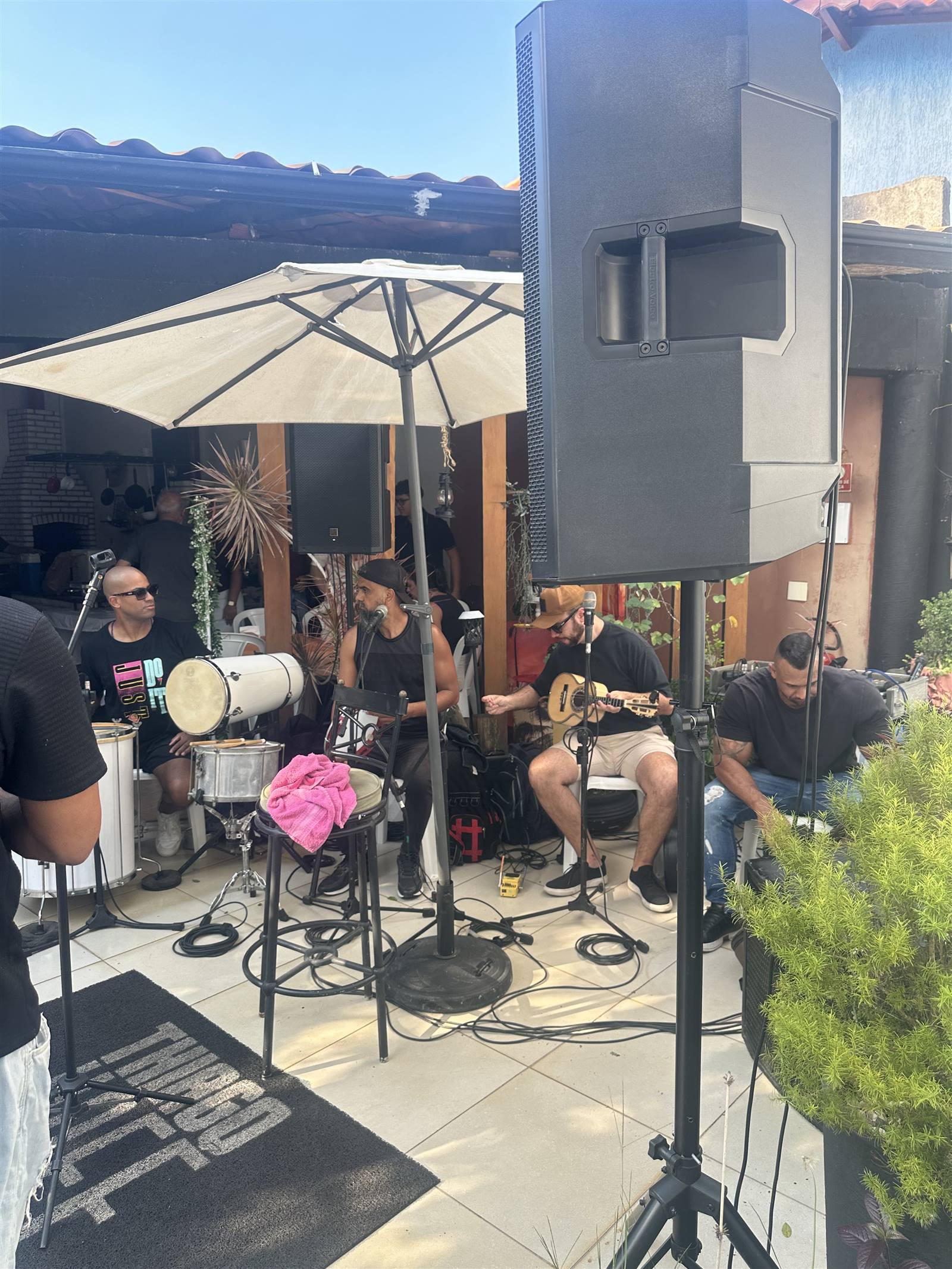 Banda tocando ao vivo na área externa do Espaço Meneghelli